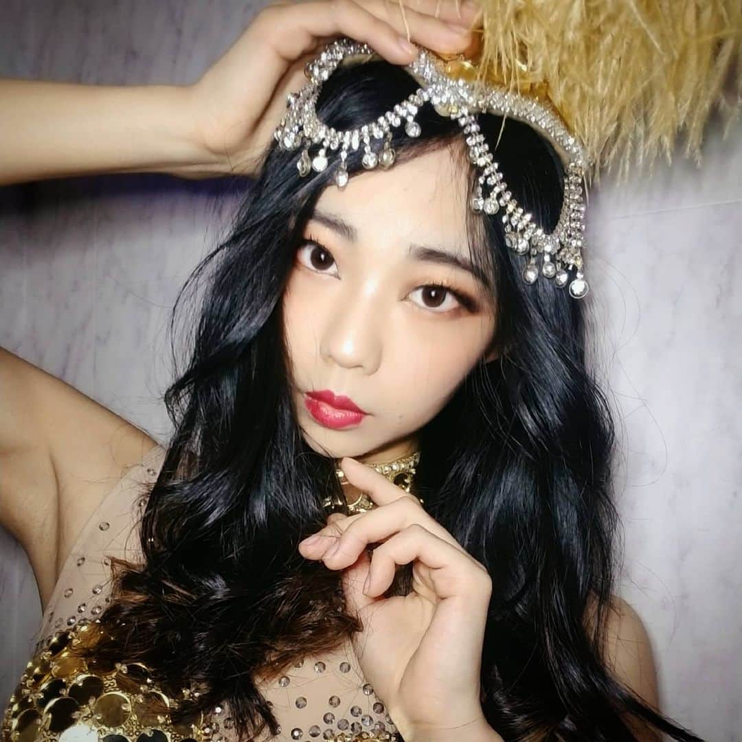ほたるさんのインスタグラム写真 - (ほたるInstagram)「メイクと衣装 自信になる . ショーに限らず 普段「メイク」と 普段のお洋服「衣装」で まだ見ぬ自分に出会えたりもするのです . . . おやすみ . . . . . . .  #バーレスク東京 #バーレスク劇場 #ホタレスク #ほたる #ほたるの光 #gogo #showgirl #セクシー #美脚 #ゴールド #コスチューム #costume #sexy #asiangirls #asianbeauty #lgbt #lgbtq #lesbian #instagood」5月9日 0時31分 - hotaru24_0000
