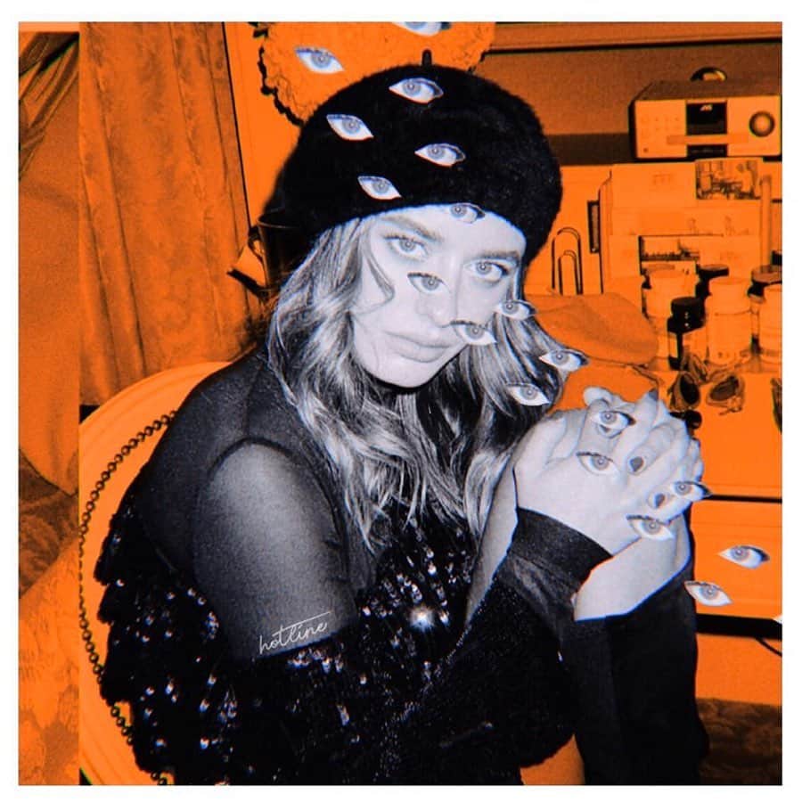 SONYA ESMANのインスタグラム：「кто-то там сказал что я талантливая. а ребята, господи, вы сами себя видели? я в бесконечном восторги от вашего креатива, от умение взять самое простое и создать из этого что-то магическое. 🤍🕊 @esmanhotline создатель всех фото 🧚🏼‍♀️」