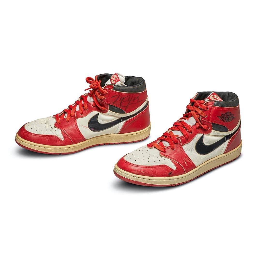 HYPEBEASTさんのインスタグラム写真 - (HYPEBEASTInstagram)「@hypebeastkicks: @sothebys is auctioning off a pair of game-worn Air Jordan 1s in the "Chicago" colorway that could fetch over $100,000 USD. The vintage and slightly discolored pair were worn sometime between February of 1985 and October 29th, 1985. The sneaker boasts the first Air Jordan emblem, the @nike Air Logo, and MJ's actual signature in permanent marker on the right sneaker. Bids are open on Sotheby’s website until May 17.⁠⠀ Photo: Sotheby’s」5月9日 0時33分 - hypebeast