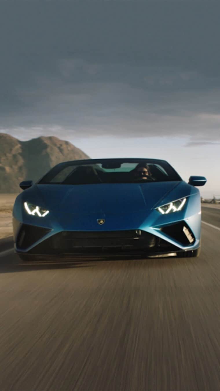 ランボルギーニのインスタグラム：「Speed celebrating the outdoors.  #Lamborghini #HuracanEVORWDSpyder #RewindToRWD」