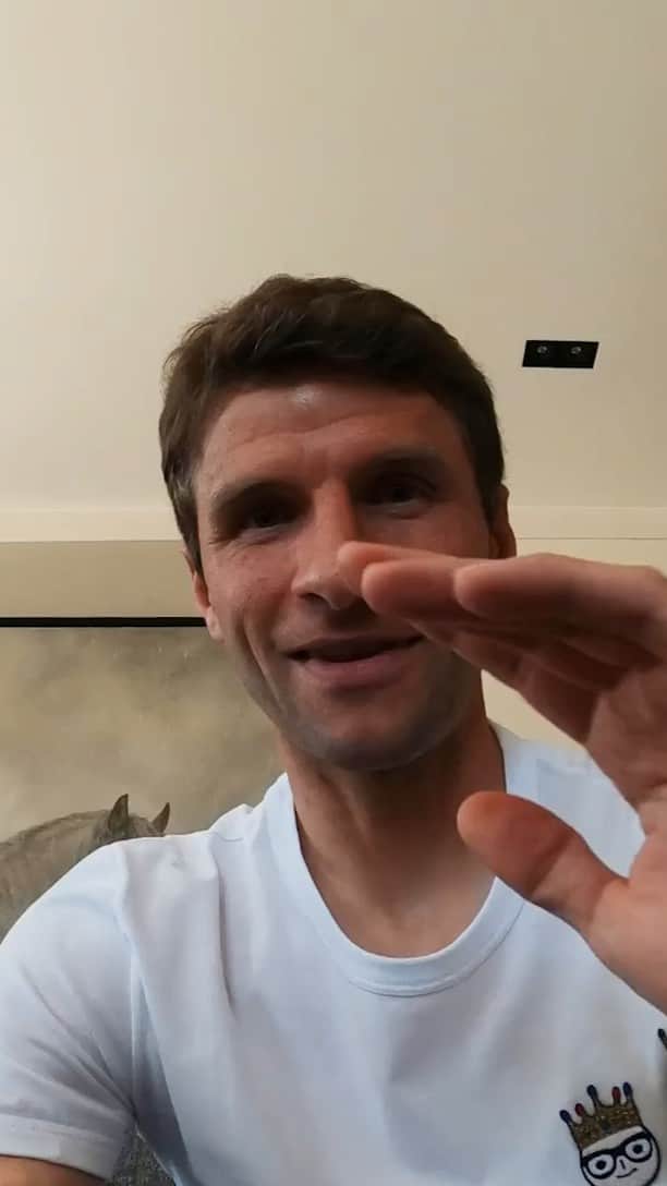 トーマス・ミュラーのインスタグラム：「My new job in #CoronaTimes: Cameraman for my series #DaSchauHi :-) This is my challenge for the next weeks... Any ideas what i could produce?  #esmuellert #series #GoProCameraman #KamerakindThomas #ThomasMüller #muellered」