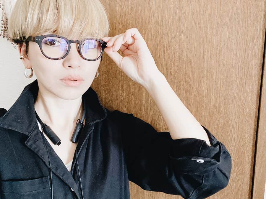 藤田敦子のインスタグラム：「ㅤㅤㅤ  These are a few of my favorite blue-light blocking items! ㅤㅤㅤ ブルーライトカットメガネをゲットし さらに化粧下地もブルーライトカット用。 ㅤㅤㅤ 携帯は、電磁波カットのガラスコーティング済み📱 ㅤㅤㅤ　 #肌が白み #色白 #色白は七難隠しませんよ #わたしの場合 #色黒の方が何難が隠れてる #気がする」