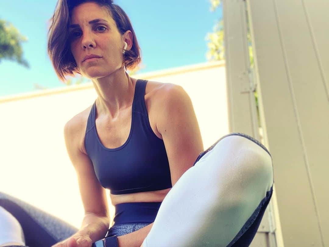 ダニエラ・ルーアのインスタグラム：「Today would have been #ahmaudarbery ‘s 26th birthday. He was senselessly murdered on Febuary 23rd by a racist father and son and an accomplice, while he was out jogging. Today I ran 2.23miles in honor of his life and to show support for his family and an end to racism. #irunwithmaud #runwithmaud #endracism #wethrivetogether . Hoje o Ahmaud Arbery teria feito 26 anos. No dia 23 de Fevereiro foi morto sem sentido por um pai, um filho, e um cúmplice, enquanto fazia jogging. Hoje corri 2.23 milhas em honra de sua vida, e para apoiar a sua família e a luta contra o racismo.」