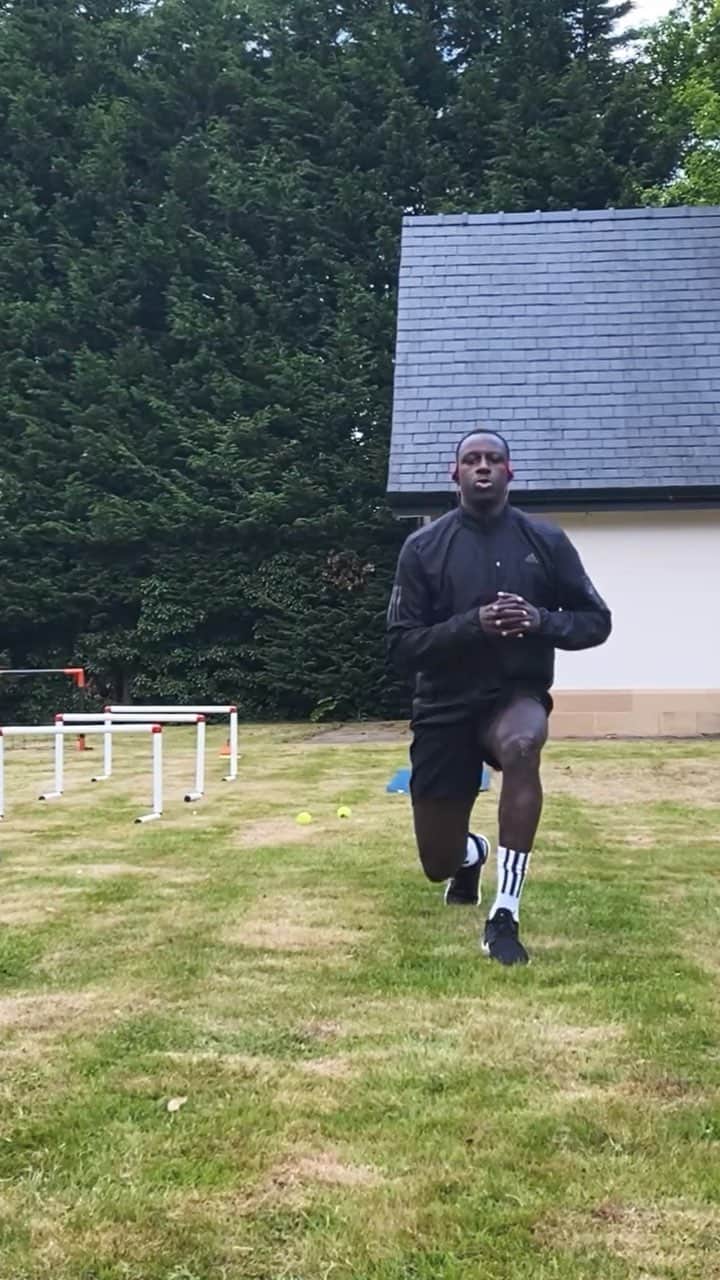 バンジャマン・メンディのインスタグラム：「Different exercises and many reps for full body course 🥵 Workout program by @ed_choppo 🔥⚡️ @dannywoods45」