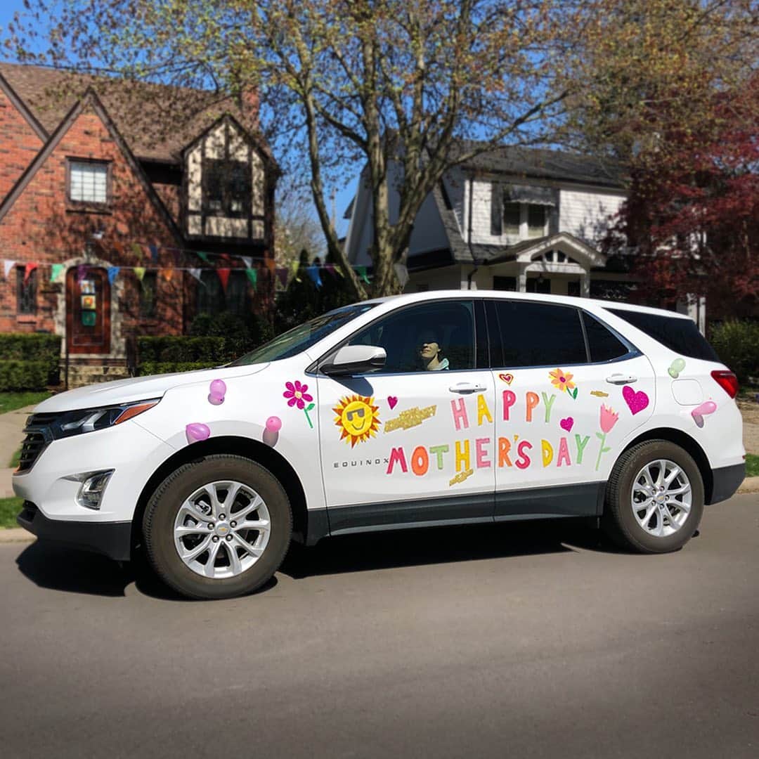 シボレーのインスタグラム：「Let’s show all the moms out there how much we love them this #MothersDay. Tag us in a photo of your decorated Chevy.」
