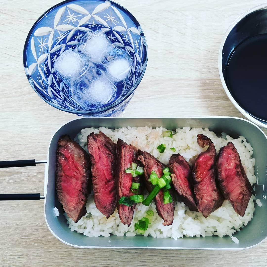 小川祐生さんのインスタグラム写真 - (小川祐生Instagram)「メスティンでご飯炊いて、スキレットで肉焼いて。 嫁ちゃん特性のステーキソースで丼作った日には優勝です！  #メスティン #スキレット #シェラカップ #ステーキ丼 #キャンプ飯 #へやキャン #飯テロ #キャンプ好きな人と繋がりたい」5月9日 1時07分 - ogawa_awa