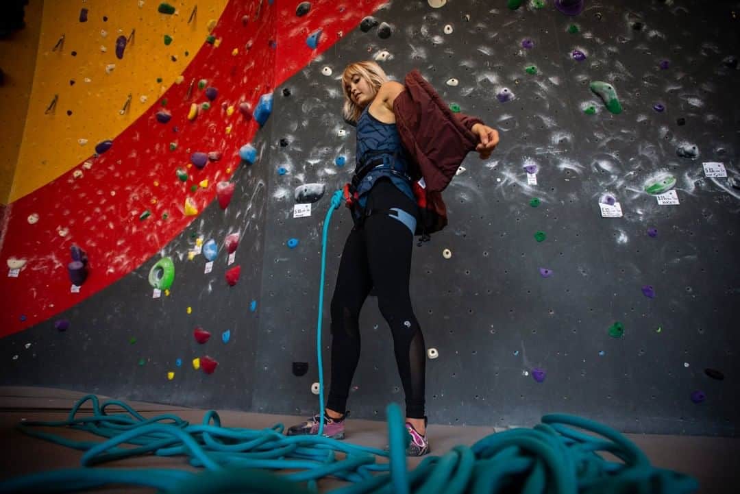 マウンテンハードウェアのインスタグラム：「Do you fall into the couch-Netflix-takeout trifecta, or are you a “train until you bleed” type climber? Whatever causes a dip in psych, motivation is a struggle for everyone at some point. @annaliinalaitinen shares small steps and big-picture advice to reframe your perspective. (Link in bio.) Photo: @francoislebeau.」