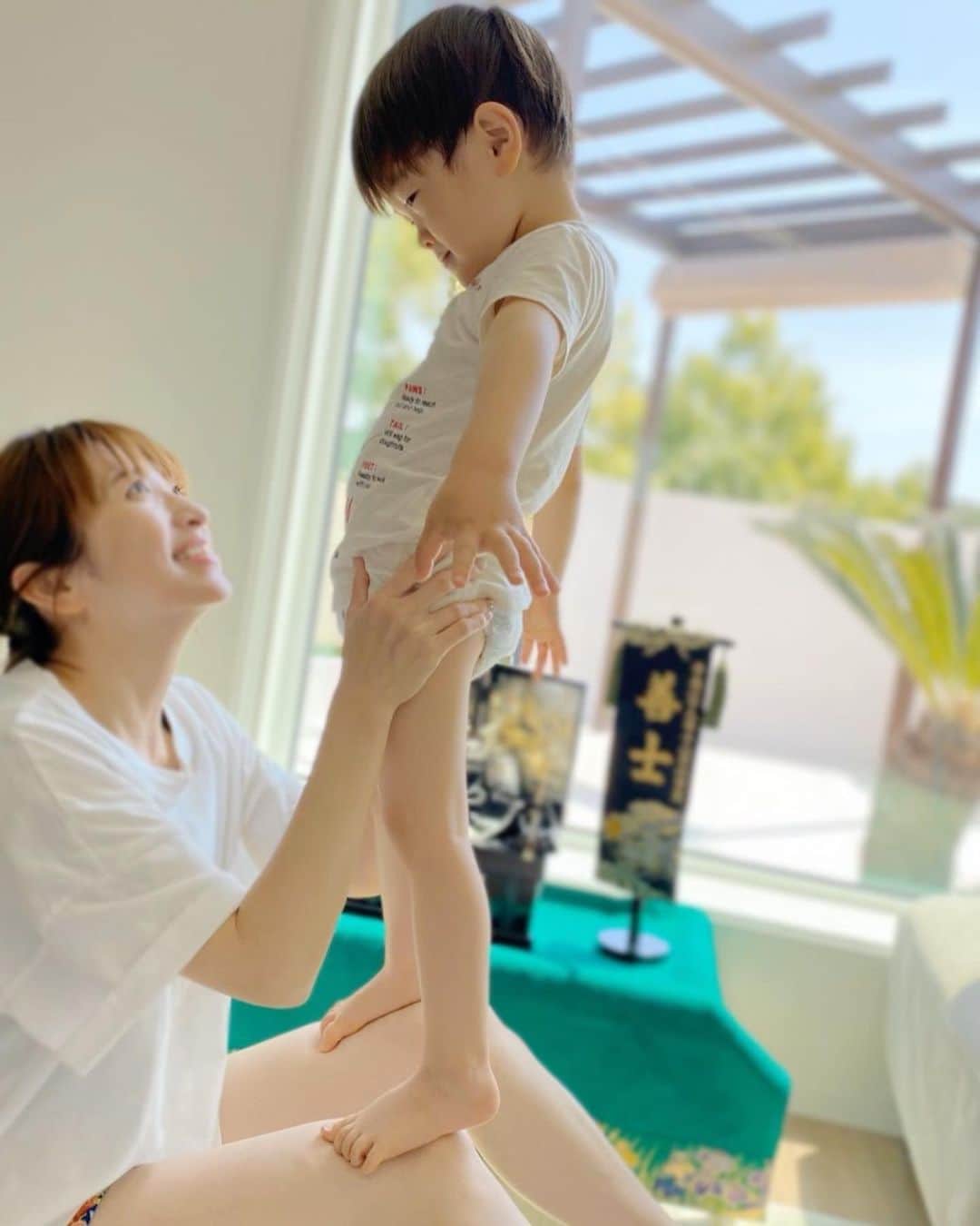 田中涼子のインスタグラム：「子どもの日にふと3年前の写真見返してて同じポーズしてみました🎏  #端午の節句#こどもの日#初節句」