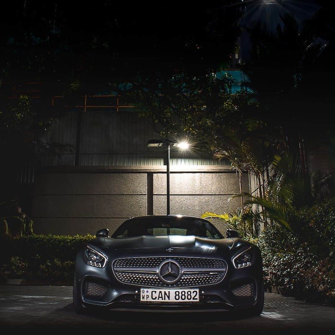 Mercedes AMGさんのインスタグラム写真 - (Mercedes AMGInstagram)「[Kraftstoffverbrauch kombiniert: 11,5 l/100 km | CO₂-Emissionen kombiniert: 262 g/km | http://amg4.me/efficiency-statement]  This Mercedes-AMG GT S is the highlight of the night! 📷 Shanith Sayandhan  #MercedesAMG #AMG #AMGGTFAMILY」5月9日 1時24分 - mercedesamg