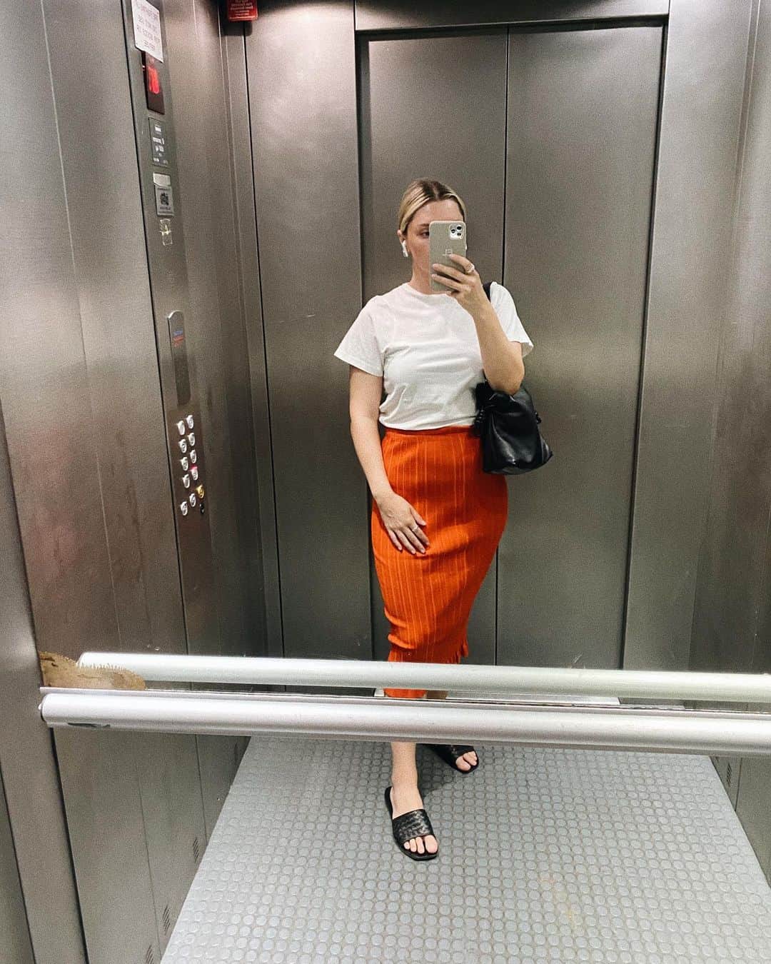 Estée Lalondeのインスタグラム：「Pop of 🔥 #ELwears #ELelevator」