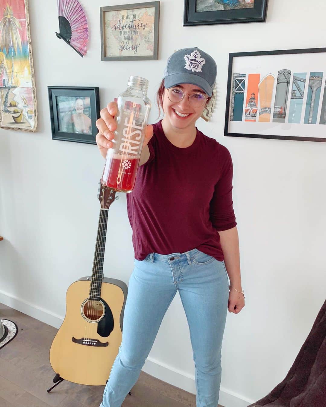 ケイトリン・オズモンドのインスタグラム：「Currently obsessing over this @risekombucha ! Supposedly (according to the bottle) the “Hibiscus & Rose Hips kombucha helps you feel zen and Nama-stay centred. Calm is definitely the new cool.” I’m not complaining with that statement. Stay cool, zen, and cheers everyone !」