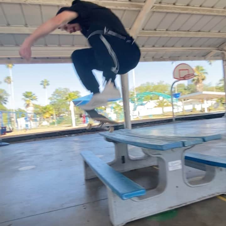 ジェイク・イラーディのインスタグラム：「Up n over 📲 @tyler_hunger」