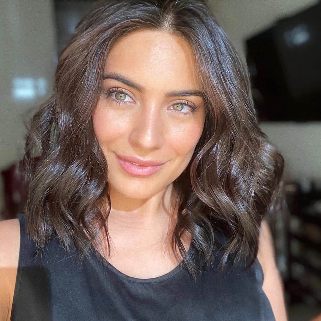 Ana Brenda Contrerasのインスタグラム：「Me hice el pelo en casa , síganme para mas recetas 😂. No ya en serio para mascarillas , tratamientos, como peinarte y como me hice baño de color en casa vayan a link en Bio  Besos virtuales , bebés. A💫」