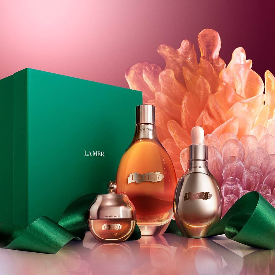 ドゥラメールのインスタグラム：「No florist necessary. This #MothersDay, surprise Mom with a bouquet of delights from the flower of our collection, #GenaissancedelaMer.」