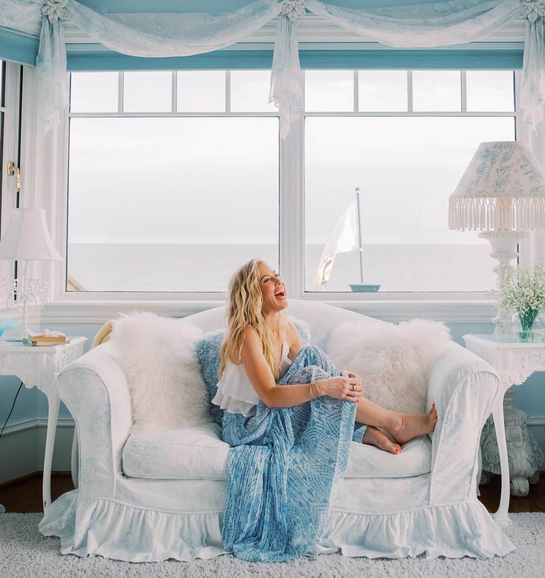 タラ・リピンスキーのインスタグラム：「Missing this place and this room. 🤍💙 California is kinda perfect but I’m still an east coast girl at heart. Wish I could transport myself to our other ocean for a bit.🌊 @virgilbunaophotography #kiawahisland #sc #lowcountry」