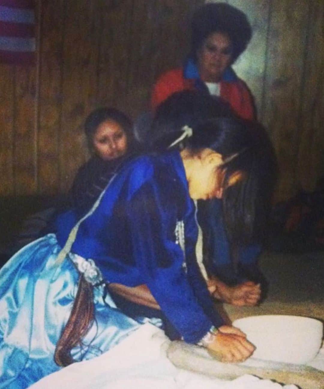 ローズ・マクアイヴァーさんのインスタグラム写真 - (ローズ・マクアイヴァーInstagram)「Thanks to my awesome mate and Navajo woman, @tazbah for nominating me for this.  The Navajo (Diné) Nation is home to 175,000 people, all of whom are grossly endangered by the staggering spread of COVID-19 across their homeland. Currently the Navajo Nation has more cases of COVID-19 than 8 U.S. states. In an effort to raise funds for Navajo organizations working on the front lines fighting to help those impacted, I invite you to join me in taking the #Donation4NavajoNationChallenge!  It’s easy: Share a pic of yourself holding a sign that reads: #Donation4NavajoNationChallenge then donate to the link in my bio. The number 4 is very important to the Navajo people so please challenge 4 friends. Donate, post and challenge all 4 the Navajo Nation!  I’ve made my donation and I now ask the following 4 people to take the challenge with me: @madeleinesami @fullyrosebyrne @lyndsyfonseca @harri_harri」5月9日 1時51分 - imrosemciver