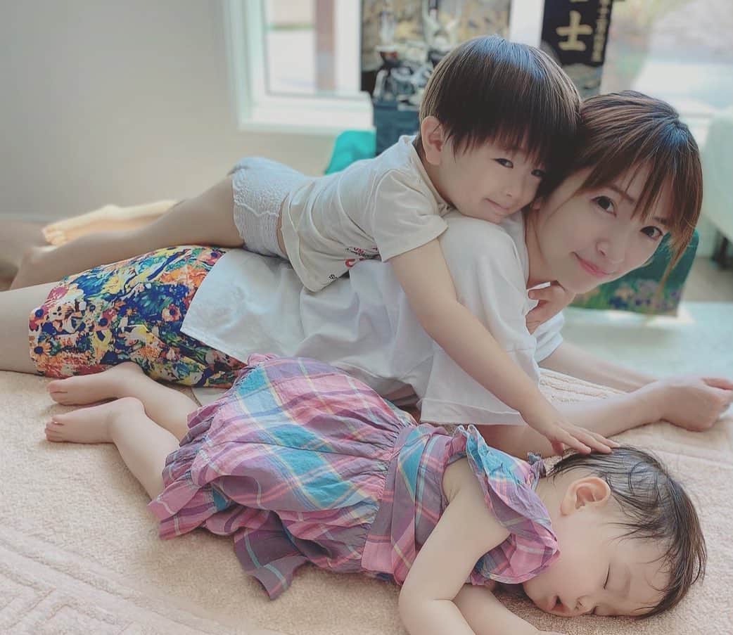 田中涼子のインスタグラム：「プリン状態の髪も、﻿ 10年くらい前のよくわからない柄のズボンも笑、﻿ 息子がいまだにオムツ履いてるのも﻿ 色々恥ずかしいけど﻿ 娘が寝たときの、ぜんとの嬉しそうな顔が撮れてた好きな写真❤️﻿ ﻿ 生後5ヶ月と、3歳5ヶ月﻿ 大きくなった😭❤️﻿ ﻿ ﻿ ﻿ #こどもの日#2人育児奮闘中 ﻿ #端午の節句#初節句」