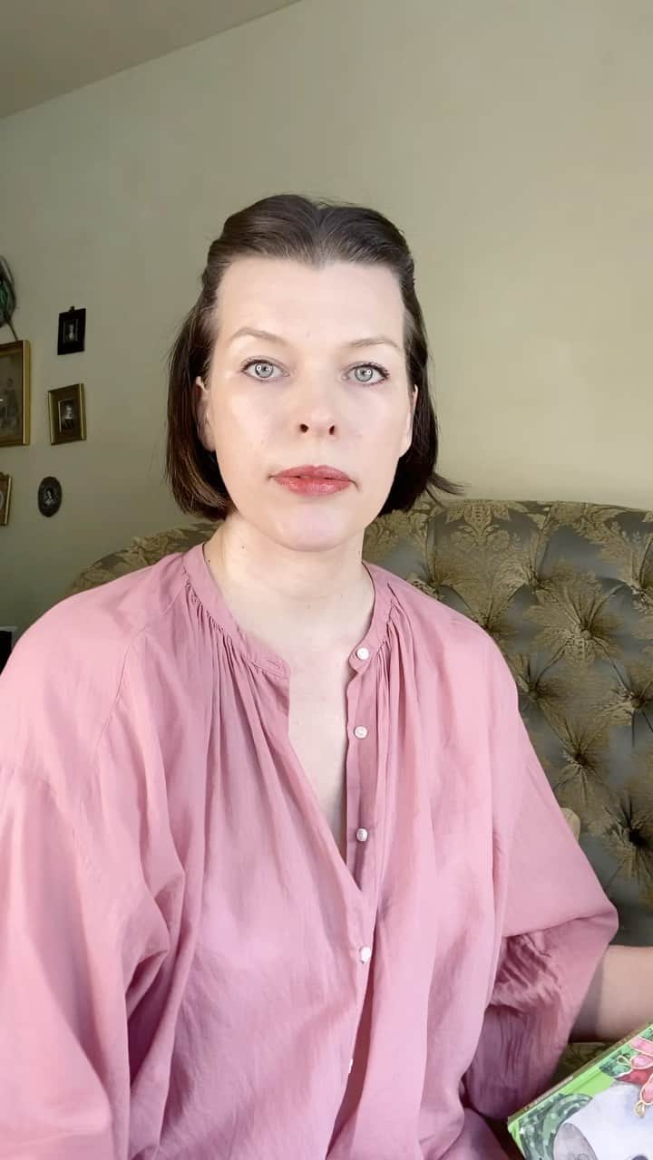 ミラ・ジョヴォヴィッチのインスタグラム：「Hey everyone! So @skazkinadomu asked me to read a story for kids stuck in quarantine and I decided on one of my favorites from my own childhood called «муха цокотуха» in Russian! It’s about a fly who has a birthday party, but then gets kidnapped by a spider, then rescued by a mosquito (who she ends up marrying)😂I’m going to record a few of my favorites in Russian and then I’ll try and do a few fairy tales in English for the older kids as well! Enjoy! Xo m😘 *  Всем привет!  Поэтому @skazkinadomu попросил меня прочитать рассказ для детей, застрявших в карантине, и я выбрал одну из моих любимых песен из моего детства под названием «муха цокотуха» на русском языке!  Я собираюсь записать несколько моих любимых песен на русском языке, а затем попробую написать несколько сказок на английском языке и для детей постарше!  Наслаждайтесь!  Xo m😘」