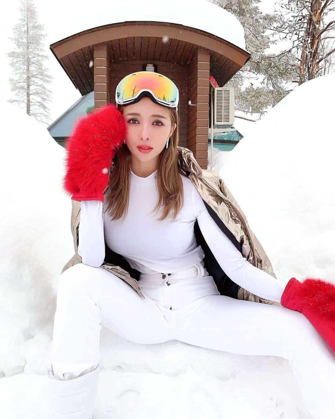 のインスタグラム：「Meet the memory of Finland🇫🇮 Good summer memories, but also good winter memories. I know you guys love #niseko in Japan, but I grew up in Japan, that's why I am attracted to the snowy towns of Northern Europe. Cool skiwear is tagged so check it out for the next winter season⛄️♥︎♥︎ . . フィンランドの思い出🤍 夏の思い出もいいけどたまには 冬の思い出も⛄️ 南国と同じくらい雪国も大好きなの🤍 外国の方はニセコに行くけど 日本育ちのわたしは北欧に行きたくなっちゃう🇫🇮✨ ホットなスキーウェアはタグ付けしてるよ🌹 今年の冬用にチェックしておいてね✔︎✔︎ . . #Finland#visitfinland#northeurope#wintermemories#skiwear#snowy#snow#ice#snowing#frozen#freezing#aurora#winterworld#ski#snowboarding#snowboard#goldbergh#フィンランド#雪国#スキー#スノーボード」