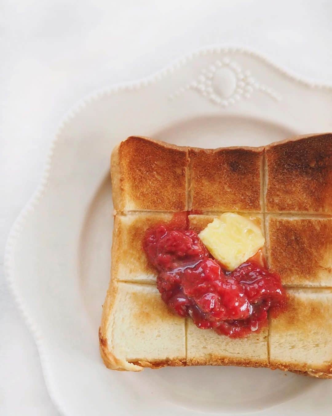 猪鼻ちひろのインスタグラム：「🍞🍓🧈 お取り寄せ絶品トーストに切り込みいれて バルミューダでトーストして 手作り苺ジャム(ちびちび食べてたらダメになりそうだった笑) そこにバターをON！ あぁ、美味しくて2秒で完食した気がする… カロリーってやつは美味しいなぁ😇 【苺ジャムはヘタとって煮詰める】 いちご…1パック(300〜400gくらい？) レモン汁…大さじ1/2 甜菜糖かきび砂糖(なければお砂糖)…約100g (苺の30%くらいがいいっぽい！ここはお好みだね！) #カロリーは美味しい #小麦粉は正義  #ちひろkitchen #ちひろkitchenレシピ #ちひろのごはん」