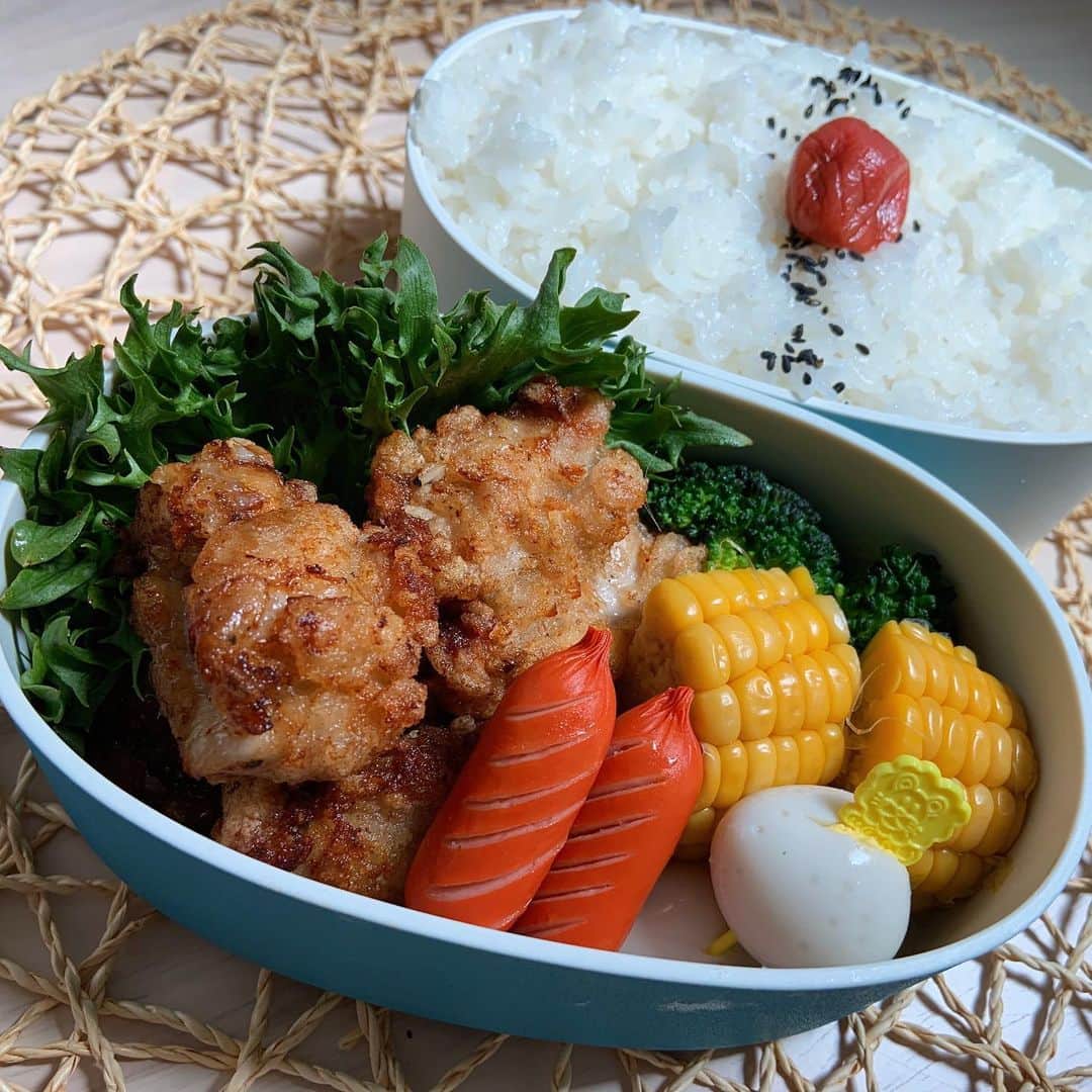 本田しおりのインスタグラム：「#今日のお弁当  #鶏の唐揚げ弁当（レモン🍋風味）  #お弁当 #本田弁当 #旦那さん弁当 #神ちゃん弁当」
