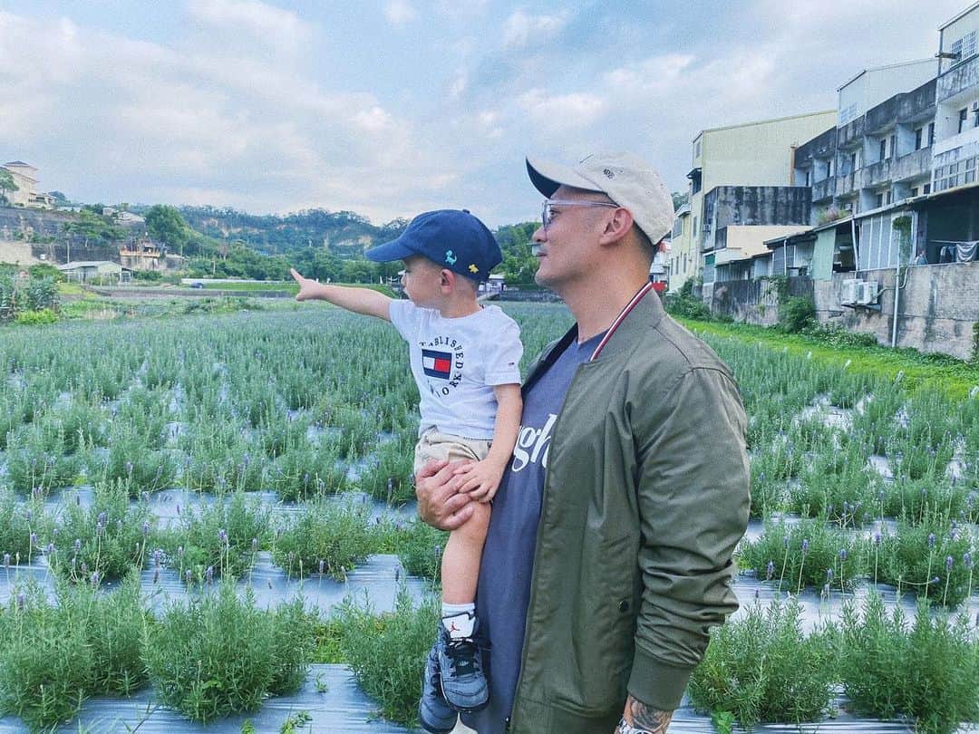 のインスタグラム：「跟他去看薰衣草 順道慶祝 母親節快樂 #TommyxShawn #mothersday @tommyhilfiger」