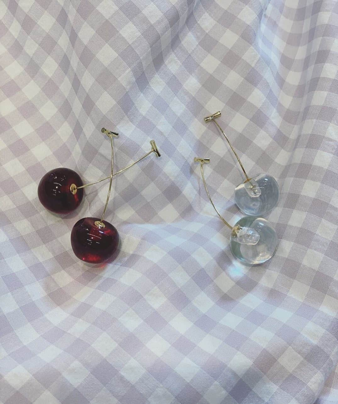 HONEY MI HONEY OFFICIALさんのインスタグラム写真 - (HONEY MI HONEY OFFICIALInstagram)「RE ITEM🍒  大人気ピアスが再入荷しました❣️ cherry pierce ¥2,000 red.clear  ガラスの様な輝きが美しいチェリー型ピアス キャッチがチェリー部分というユニークなもの チェリーというモチーフが甘いのに大人でも使えるシンプルデザイン  @honeymihoney_official  @honeymihoney_style  #HONEYMIHONEY #表参道 #原宿 #心斎橋 #时尚 #我的最愛 #ハニーミーハニー #tokyo #osaka #outfit #fashion」5月9日 11時29分 - honeymihoney_official