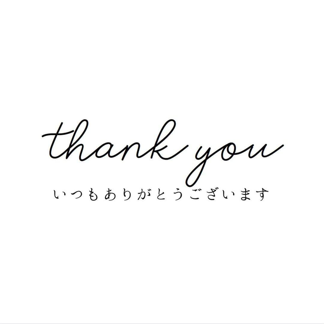 のインスタグラム：「(English in the comment section) 皆さん、こんにちは。ちかです。﻿ ﻿ 前回の投稿から時間が空いてしまい、ご心配をおかけしております。﻿ ﻿ 私達の帰国発表が不安を与えたり、不快な気持ちにさせてしまったりしたこと、お詫び致します。﻿ ﻿ 応援して下さっている皆さん本当にありがとうございます。親身になって私達のことを考えてくださり、今は帰国しない方がいいと言ってくださった方々も多くいたかと思います。様々なご意見、ありがとうございました。﻿ ﻿ 日本に帰国してから1ヶ月が経ちました。ご報告が遅くなってしまいましたが、空港でのPCR検査の結果は、家族3人とも陰性でした。﻿ ﻿ 帰国後の2週間の待機期間は終わったものの、現在も感染しないよう、そして感染させることのないよう、家で過ごしております。﻿ ﻿ 私たち家族3人とも元気にしております。特にプリンは元気すぎて、家でそのエネルギーを発散させるのは大変ですが色々と工夫をしながら過ごしています。﻿ ﻿ 最前線にいらっしゃる医療従事者の皆様、そして日々の生活を支えて下さっている食料品店や薬局などで働く皆様、オンラインストアの配達員の皆様、物流を支えて下さっている皆様、本当にありがとうございます。また、航空会社や空港で働かれている皆様には今回の帰国に際しても大変お世話になり感謝申し上げます。﻿ ﻿ 動画の公開等はもう少し先になるかと思いますが、毎日プリンが寝たあとにおさるさんと今後のことについて、自分たちができることについて考えています。﻿ ﻿ まずは、地域や民間などでこのコロナ禍を乗り切るべく様々な応援プロジェクトが行われていますので、私たちもできることをやっていきたいと思います。﻿ ﻿ 皆さんに元気をお届けできるような動画を再開できる日に向けて頑張りますので、待っていて頂けたら嬉しいです。﻿ ﻿ 一日も早くコロナ禍が収束することを願っています。﻿ ﻿ ちか」