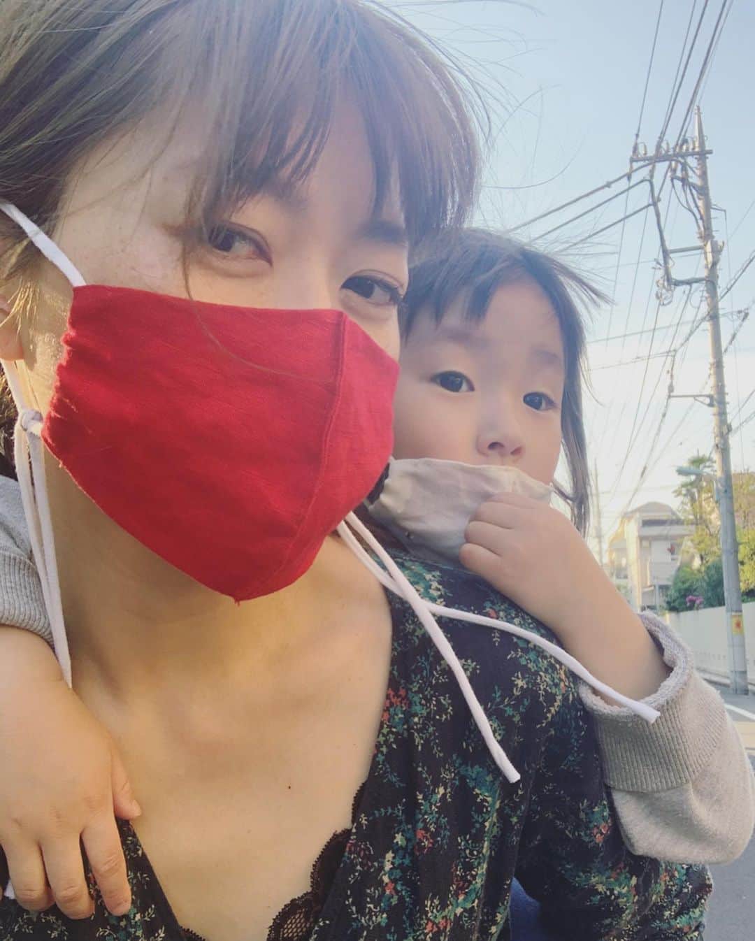 のインスタグラム：「最近おんぶをやけにせがまれる。 まだ15キロなのでおんぶならまだまだいける。 なまこはほそめ。 サバ美は小さめ。  いつかの #今日のなまこちゃん  #4歳9ヶ月」