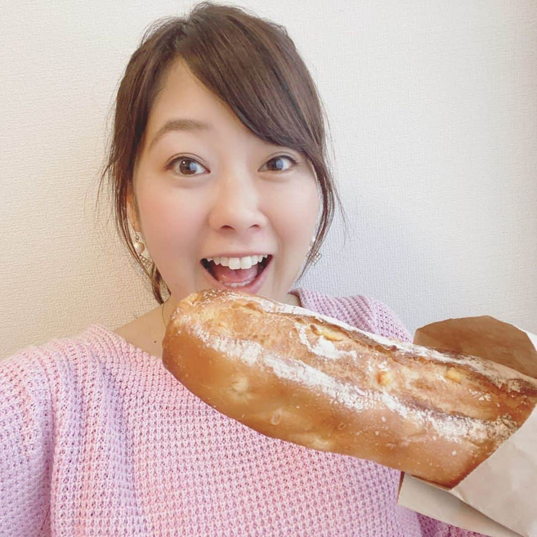 滝香織さんのインスタグラム写真 - (滝香織Instagram)「久しぶりの#ユノマチベーカリー さん @yunomachibakery  #いよかんバゲット 水のかわりに#ポンジュース で生地を練り、#伊予柑ピール を入れたThe愛媛 な#パン  このパン、私、好きなんです❤️ 朝ごはんにピッタリ！！ コーヒーと一緒にさわやかな朝が訪れる♪  そのままかぶりつきそうになりましたが、ちゃんとカットしました😆  #松山マイセン の味を復刻した#明太子フランス も絶品です✨  #松山パン屋 #愛媛パン屋 #道後パン屋 #パン屋さん巡り #愛媛 #bakery #bread #panstagram #breadstagram #ehime  #アナウンサー #女子アナ #滝香織 @kaorin_taki」5月9日 11時49分 - kaorin_taki