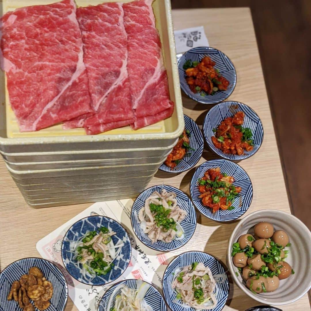 大見さなえさんのインスタグラム写真 - (大見さなえInstagram)「しゃぶしゃぶ食べ放題といえば😋﻿ 『#温野菜 』上野 ﻿(年末集まった時の😂) ﻿ 北海道つや姫豚とたんしゃぶ食べ放題🥩﻿ 黒毛和牛しゃぶしゃぶは1人1皿ついてくる、﻿ プチ贅沢プラン！3980円(*^^*)﻿ ﻿ 鍋の味は2種類選べる✨﻿ お肉はタンばっかりたのんでしまう😂🙈﻿ ﻿ 全国に店舗があって、家族でも友達でも気軽に行きやすい🐥🥩﻿ ﻿ だしの種類﻿ 和牛だし/三代目極みだし(+200円)﻿ 生姜とろろだし(+500円)/旨辛火鍋だし/豆乳だし/12種の薬膳だし(+400円)﻿ 根昆布だし/すきしゃぶだし﻿ 柚子塩コラーゲン鍋/博多炙りもつ鍋﻿ 担々肉鍋/トマトすき焼き鍋﻿ ﻿ #お肉 #肉 #meat #beef #黒毛和牛﻿ # #食べ放題 #食べ飲み放題 #めぐログ_上野﻿ #上野グルメ #食べ放題 #しゃぶしゃぶ﻿ #食べ飲み放題 #しゃぶしゃぶ食べ放題 #大食い #忘年会」5月9日 11時55分 - tabe_megumi