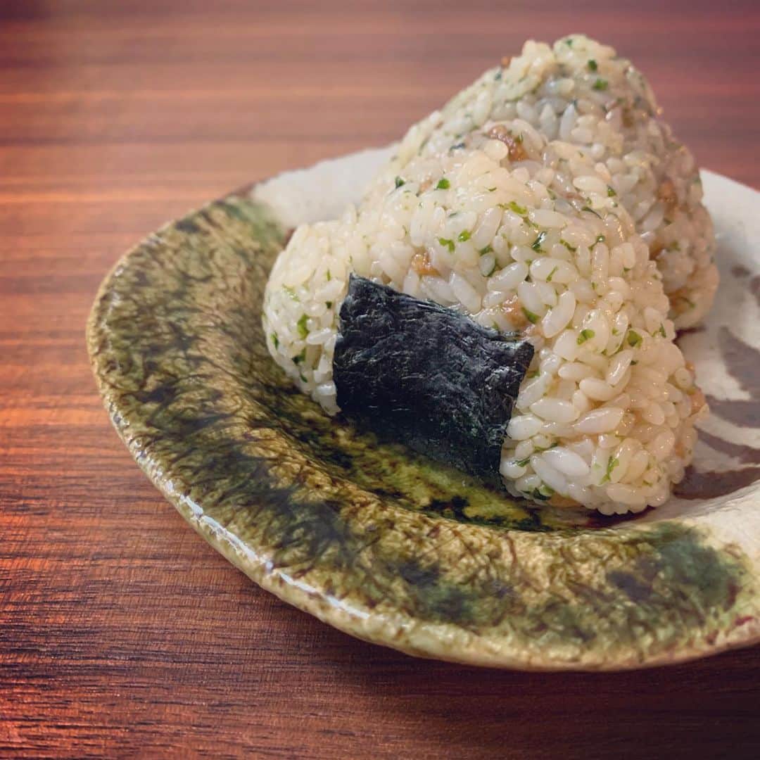 大月さゆさんのインスタグラム写真 - (大月さゆInstagram)「#祈るおむすびバトン　﻿ ﻿ 宝塚の先輩！右も左もわからない新米のあの頃から優しくしてくださるユキさんこと、牧勢 海さんよりバトンを受け取りました🍙﻿ ﻿ コロナの中頑張ってくださっている皆様への感謝と、健康と、世界平和を祈りながら。にぎるにぎる、そしてむすぶ。﻿ ﻿ ﻿ ﻿ 🍙お味は、昨年末から稽古時の私のお弁当化していたローソンの「悪魔のおにぎり」🦹🏻‍♀️悪魔的に魅惑的なお味。私もその魅惑の味の虜になりました！﻿ 本日はそのお味を再現してみました❣️﻿ うーふ、やはり悪魔的😈止まらない食を止めるのに必死😋💦﻿ ﻿ オマケの2枚目📷に、「猿蟹合戦」の蟹さん🦀🍙にもご出演いただきました。﻿ ﻿ ﻿ ﻿ さて！こちらのバトンは「シャボン玉とんだ　宇宙までとんだ」で出逢えたあの方！#相川忍 さんと、小学5年生になる(？)なった(？！)お嬢さん👧🏻ふぅちゃんへ❣️﻿ 私のインスタグラムで一番手料理をアップしているお嬢👧🏻﻿ また一緒に遊んでね〜！」5月9日 12時05分 - sayuotsuki_official