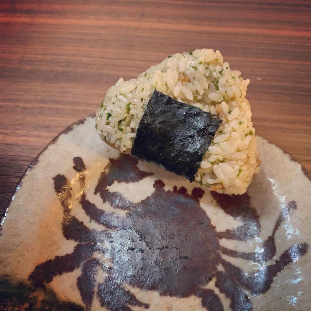 大月さゆさんのインスタグラム写真 - (大月さゆInstagram)「#祈るおむすびバトン　﻿ ﻿ 宝塚の先輩！右も左もわからない新米のあの頃から優しくしてくださるユキさんこと、牧勢 海さんよりバトンを受け取りました🍙﻿ ﻿ コロナの中頑張ってくださっている皆様への感謝と、健康と、世界平和を祈りながら。にぎるにぎる、そしてむすぶ。﻿ ﻿ ﻿ ﻿ 🍙お味は、昨年末から稽古時の私のお弁当化していたローソンの「悪魔のおにぎり」🦹🏻‍♀️悪魔的に魅惑的なお味。私もその魅惑の味の虜になりました！﻿ 本日はそのお味を再現してみました❣️﻿ うーふ、やはり悪魔的😈止まらない食を止めるのに必死😋💦﻿ ﻿ オマケの2枚目📷に、「猿蟹合戦」の蟹さん🦀🍙にもご出演いただきました。﻿ ﻿ ﻿ ﻿ さて！こちらのバトンは「シャボン玉とんだ　宇宙までとんだ」で出逢えたあの方！#相川忍 さんと、小学5年生になる(？)なった(？！)お嬢さん👧🏻ふぅちゃんへ❣️﻿ 私のインスタグラムで一番手料理をアップしているお嬢👧🏻﻿ また一緒に遊んでね〜！」5月9日 12時05分 - sayuotsuki_official