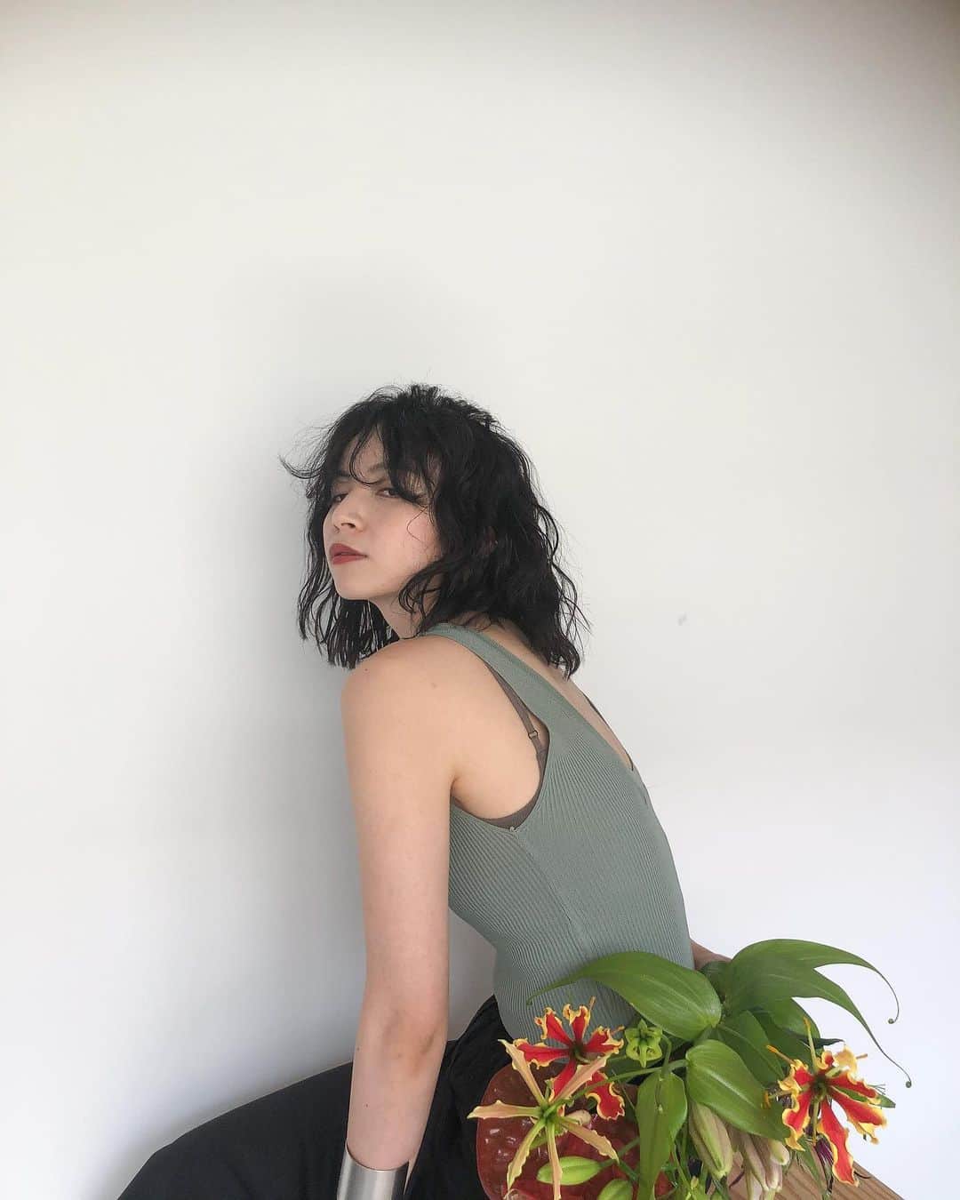北岡りえのインスタグラム：「off shot__  素敵すぎるお花は　@krummy  @kurumilaflor 💐👏 撮影後も店内を彩ってくれました🌼  いろんな状況が重なって 突然の撮影にも快く対応してくださった周りの皆様、 本当にありがとうございました。 🥺✨ また👗も💍も載せていきます。 . . . --Online Shop-- @seah_maisonatelier  5/15(Fri) 21:00〜 Open予定.  #seahstyle  #seahmaisonatelier」