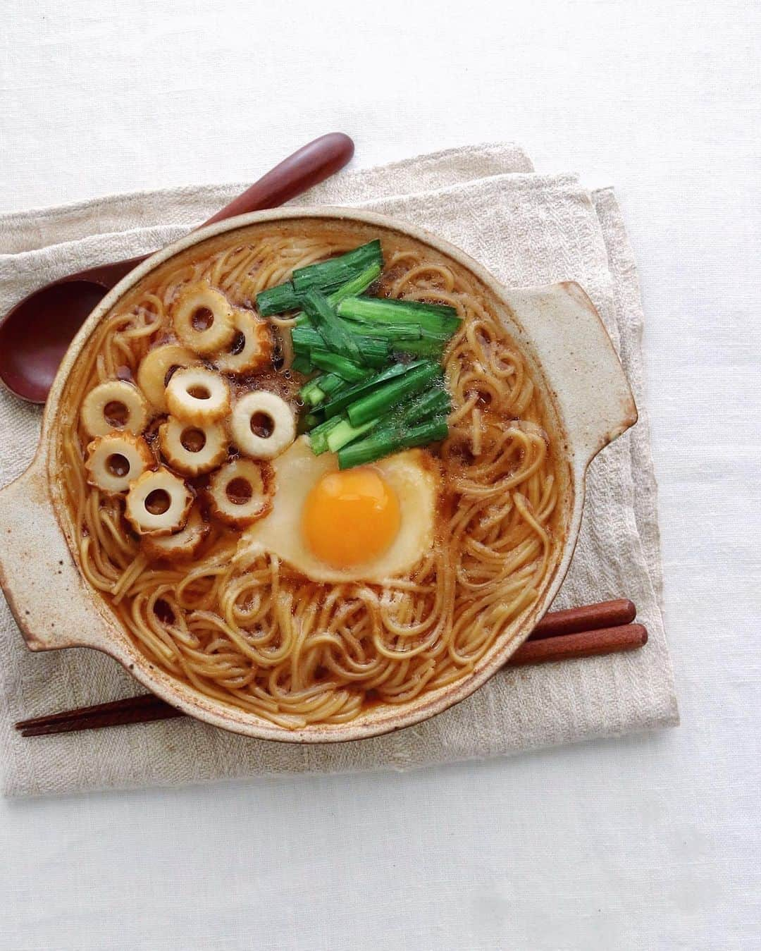 樋口正樹さんのインスタグラム写真 - (樋口正樹Instagram)「Nabeyaki Ramen . ちくわのこと調べてたら 見つけた鍋焼きラーメン、 高知須崎の名物ですって。 マルタイの棒ラー使って さっそく昼に再現したよ。 . . #在宅旅飯 #在宅楽飯 #鍋焼きラーメン #ご当地ラーメン #ラーメン #ラーメン部 #マルタイ #マルタイラーメン #棒ラーメンカスタマイズ #樋口さんちで麺類 #おうち時間 #ramen #ramennoodles #NabeyakiRamen #Nabeyaki」5月9日 12時12分 - higuccini