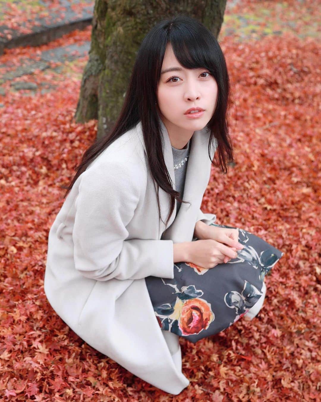 千倉里菜のインスタグラム：「落ち葉の絨毯ふかふかです☺️🍁 . . * . _ #紅葉 #京都 #ポートレート #portrait #kyoto #kyotojapan #カメラ女子 #camera #cameragirl #落ち葉 #落ち葉の絨毯」