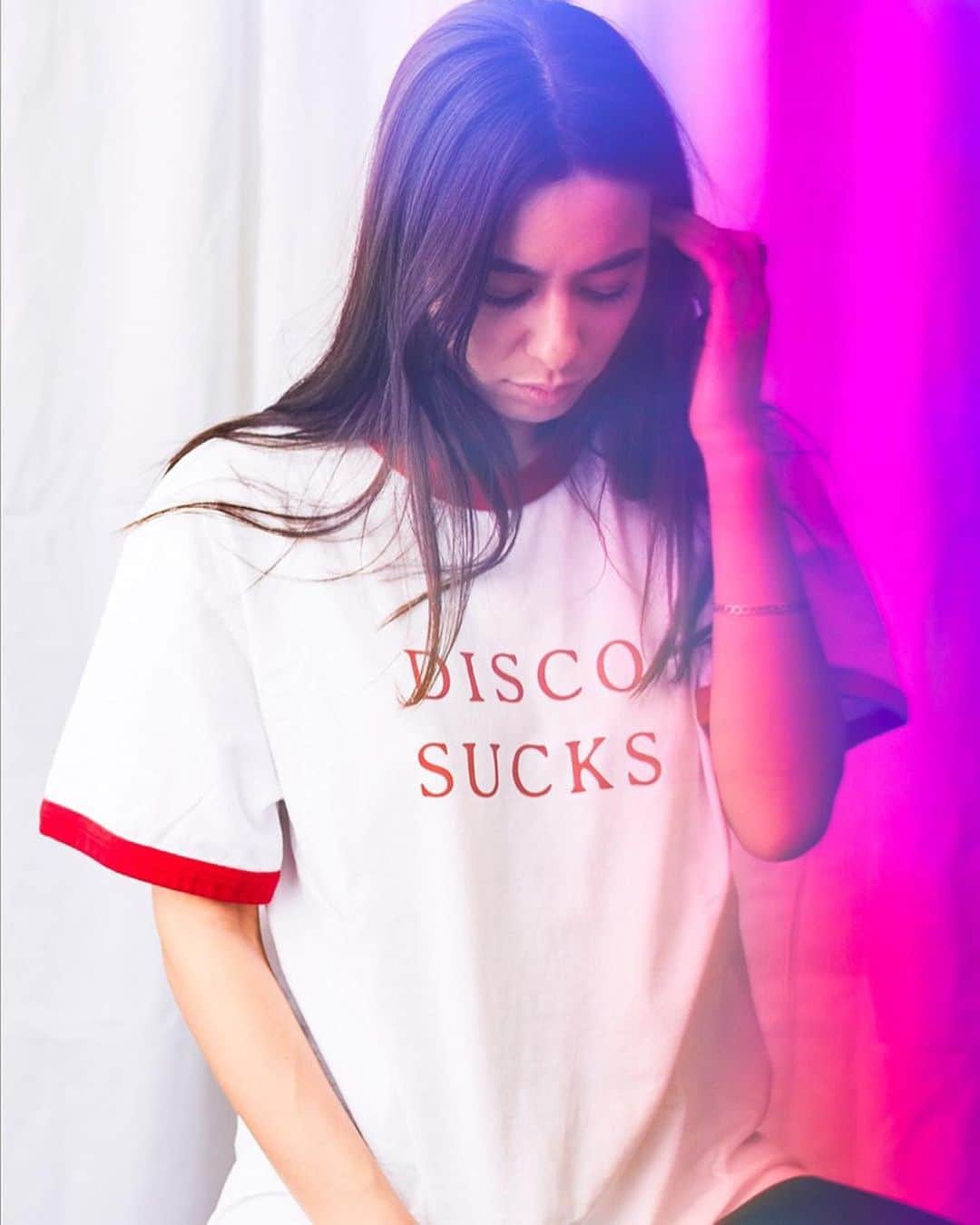 MiChiのインスタグラム：「Finally in Tee season 🌴 📷: By one of my favorite people/ photographers 🍰 @kaoruphotos  Wearing one of my favorite brands @janis_ist 🖤 #discosucks」