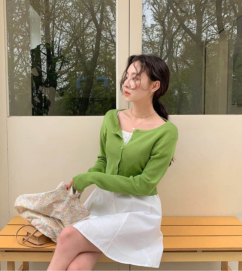 Chuuのインスタグラム：「가디건 하나만 입고 나가기 넘 좋아용🌿✨」
