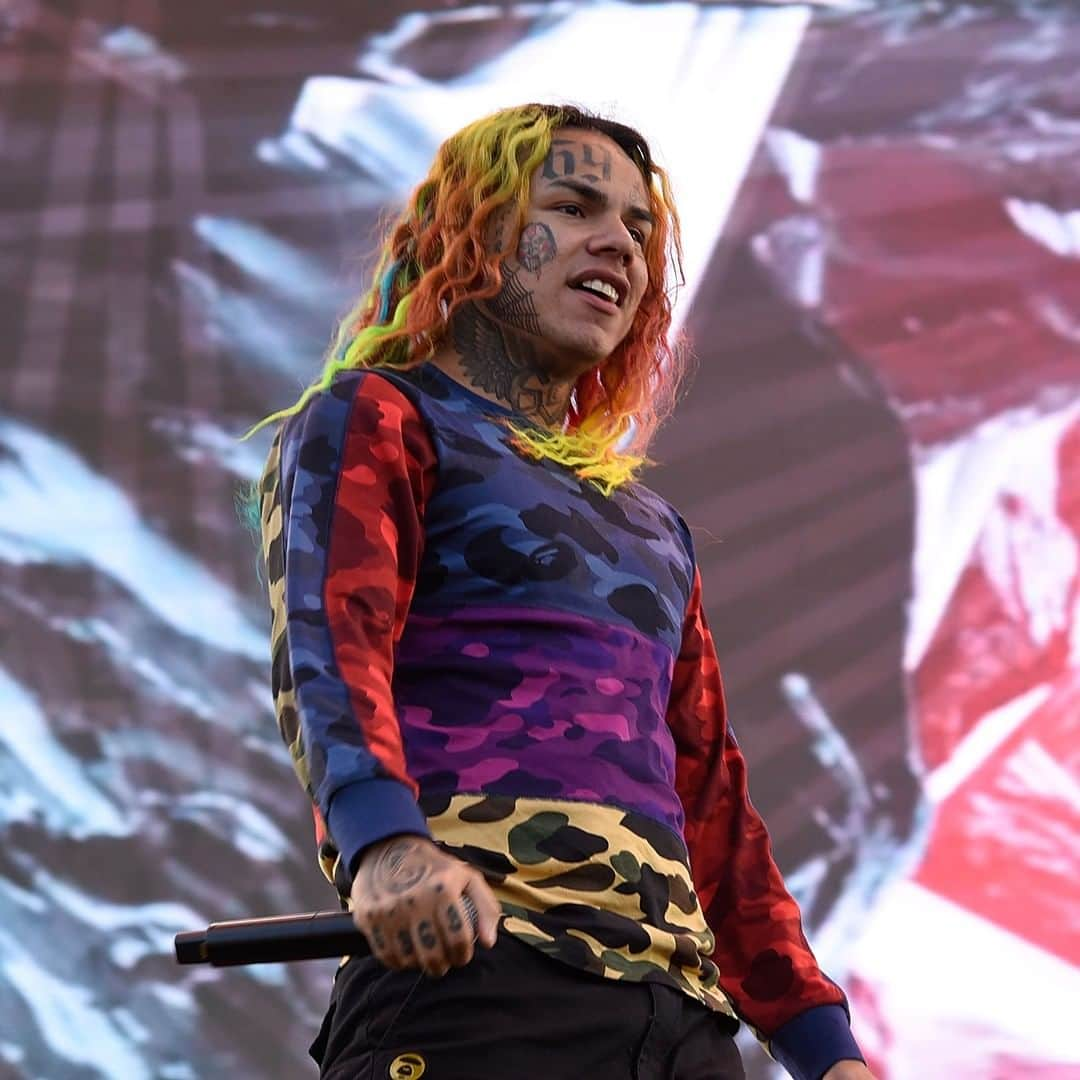 HYPEBEASTさんのインスタグラム写真 - (HYPEBEASTInstagram)「@hypebeastmusic: @6ix9ine recently dropped “GOOBA,” his first track since his early compassionate release from prison due to his asthma making him particularly susceptible to catching coronavirus. Head to the link in bio to check it out. ⁠ Photo: Arik McArthur/Getty Images」5月9日 12時30分 - hypebeast