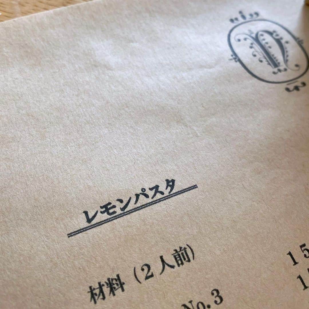 UOMOさんのインスタグラム写真 - (UOMOInstagram)「【#自宅でエディター私物／#38／ナティーボのレモンパスタセット／編集長山崎】在宅勤務を続ける UOMO の編集者たち。愛用する私物を自宅から紹介！―― 昼飯を食いながら、夜に何を食べるか決めなきゃならない。夜になったら、翌日の食事を考えている。食事の変化が重要な在宅勤務中は、普段予約がとりづらい店にテイクアウトを頼むのも手。訪れたのは上馬のナティーボ。バターチキンと豆ごはんのNATIVO弁当なるものを予約していたのをピックアップする際、同店の人気メニューのレモンパスタセットも購入しました。  レモンパスタといえば、藤原ヒロシさんもたびたびインスタにアップするミラノはラッテリアの「レモンと青唐辛子のパスタ」が有名。材料そのまんまの味とはいえ、それを食べるためだけにミラノの行きたいと思えるほどシンプルでうまいのですが、自宅で真似しようとしてもなんだかパンチが足らず、ツナを加えたオリジナルメニューにしていました。ナティーボのレモンパスタも、そのツナ入りレモンパスタの系列。セット内容はパスタ、オリーブオイル、ツナ缶で、レモンと青唐辛子は別売り。けっこうな値段はしますが、レモン等を調達すれば12人前作れます。オイルやツナ缶は相性を考えてチョイスされたもので、自宅で作る際のコツをまとめたレシピ付き。早速チャレンジ。 極端にいえばパスタをレモン汁とオリーブオイルに和えるだけ。なのに、これほど美味いとは。エクストラヴァージンオイルの軽いえぐみや苦味が、レモンの酸味と一緒になると実に爽やか。ツナも一緒に漬けこまれた油まで美味しい。今までレモンパスタ作るときはレモンのことばかり気にしてたけど、オイルが大事なんだと気づかされました。  皆さんも近頃は自炊だけでなく、デリバリーや持ち帰りを利用しているかと思います。やっぱり最大の関心事は毎日のご飯ですよね。そこで延長された在宅期間を豊かにするべく、そしてご近所のお店を応援するべく、 #在宅UOMO のハッシュタグでおすすめテイクアウトの連載をスタートします。とはいえ、思いついたばかりなので来週中にはなんとか…　ご期待ください。  #nativo #lemonpasta #oliveoil #stayhome #おうち時間 #在宅勤務 #リモートワーク #在宅UOMO #編集長山崎」5月9日 12時45分 - uomo_magazine