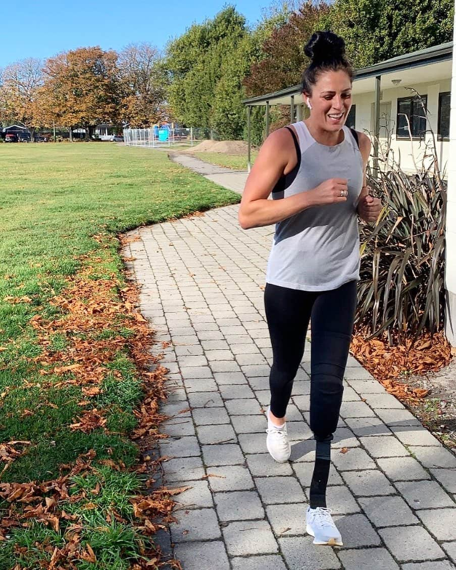 Sophie Pascoeさんのインスタグラム写真 - (Sophie PascoeInstagram)「What a face of pain looks like! 😖  I already envy all those runners out there that get those shots looking glamorous while running. This run was anything but that and it obviously shows! I had a goal of completing 2km today. I broke it  into 2 x 1kms with 3 minutes rest in-between. The first 1km I felt ok with just a bit of a sore right leg, the second 1km.. well I just hated it and I was hurting all over, but I pushed through to complete the challenge! This is the fourth time I have gone out for a run. Setting small goals and practice is key to getting better... need to also work on my facials next time! 🙈 #running #training  #nikeathlete #dailygoalachieved」5月9日 12時48分 - sophpascoe1