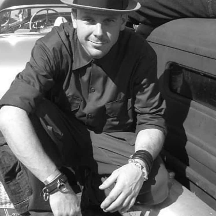クロエ・ベネットのインスタグラム：「I hate this I hate this. Yesterday a beloved member of our shield family passed away. Joe was a good one. He was passionate, thoughtful, and unbearably kind. I started the show off as a kid, and through the years he was always there to answer so many of my naive production questions with no judgement, so much knowledge and an endless amount of enthusiasm. His passion for what he did was infectious. He was just so damn lovely. I wish everyone knew him. It’s hard to understand why these things happen. Especially to the good ones...cause man, he was such a good one. Joe, we love you dude. You will be missed. 🤍🤍 A Go Fund Me has been set up to help support Joe’s family during this unbelievably difficult time. I’ll be putting the link in my bio. 🤍🤍」