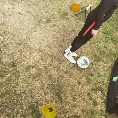のインスタグラム：「Practicing with the rebound net ⚽️🪀」
