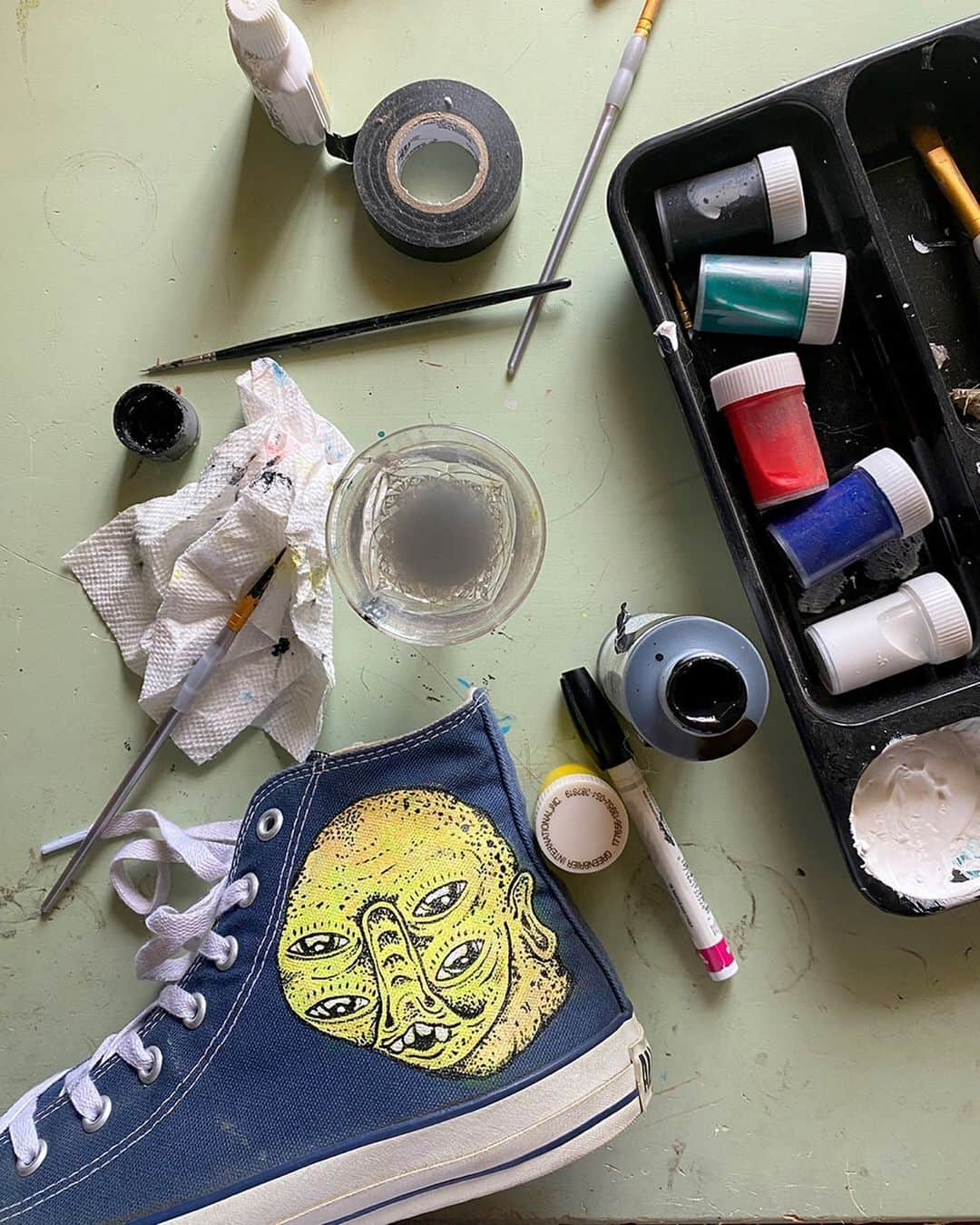 converseさんのインスタグラム写真 - (converseInstagram)「We are pleased to introduce professional skateboarder, motorcycle mechanic and tattoo artist @sorry_entertainer. We commissioned Dolan to show us the process behind his personalized Chucks—and give us the inside scoop on how someone that’s constantly on the move has been able to maintain his creativity while being quarantined.  Are your creative juices flowing? Check out our stories for a behind the scenes look into Dolan’s home studio and a step by step of his design process and then show us what you create with #CreateAtHome and #WeAreAllStars.」5月9日 4時12分 - converse