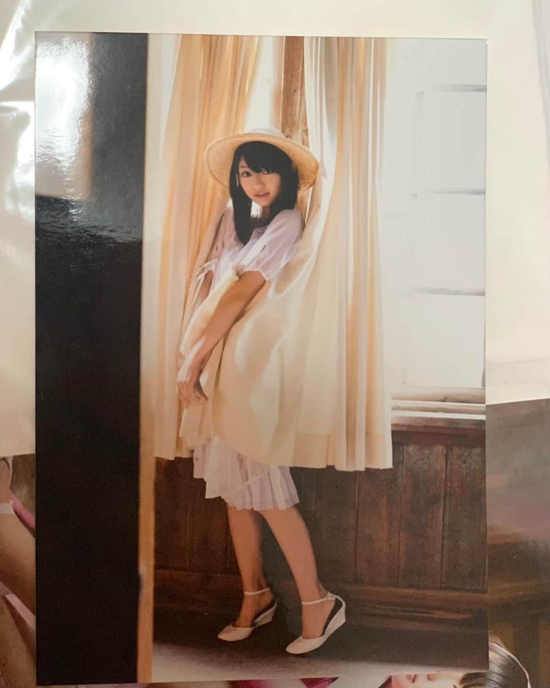 森田涼花のインスタグラム：「17才 夏。 懐かしい写真から一枚 去年ベリベリショートにしたから、 次はここくらいまで伸ばしてみようかな。 しかし時間 あ っ という間に過ぎてくなぁ〜〜 今日も大切に生きようっと。🍒」