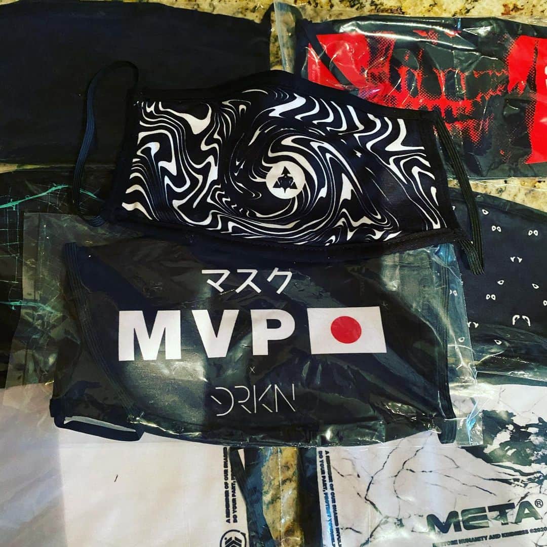 アレン・ジョーンズのインスタグラム：「I’m liking these @metathreads 😷 thanks guys.」
