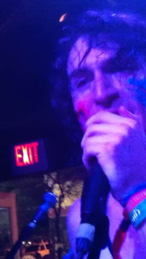 ウォーク・ザ・ムーンのインスタグラム：「the next night after that norman, ok, gig. our first show of our first sxsw. bat bar for @neongoldrecords.」
