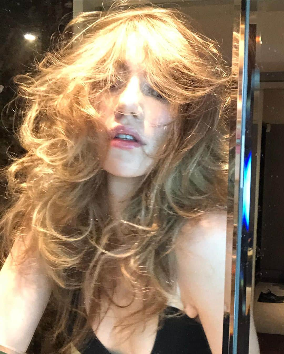 スキ・ウォーターハウスさんのインスタグラム写真 - (スキ・ウォーターハウスInstagram)「me: Did my hair!! 5 mins later: fucked up my hair」5月9日 4時25分 - sukiwaterhouse