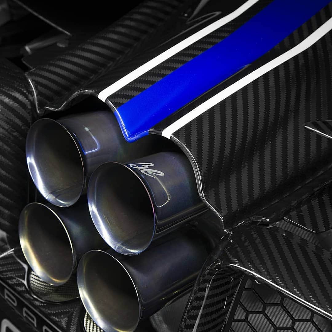 パガーニ・アウトモビリのインスタグラム：「Details that make the difference.  #stayinyourgarage  #pagani #huayra #huayrabc #huayraroadster #roadsterbc #stayhome #stayathome #staysafe #garage #garagelife  @pfaffpagani  @allwayswong_official @pagani_ty」