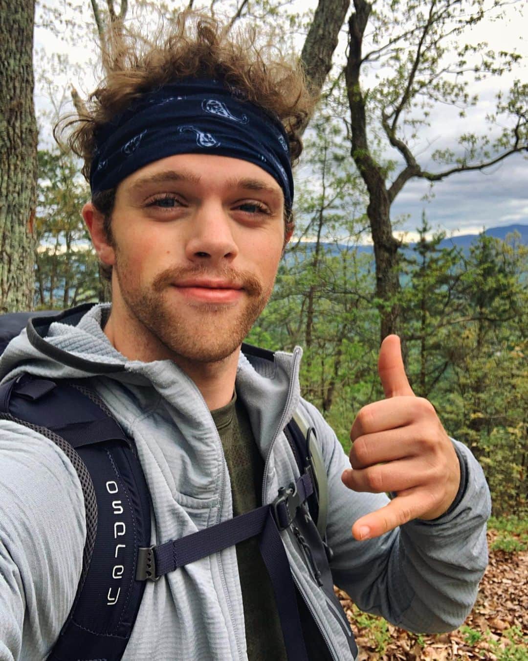 マイケル・パーソンズのインスタグラム：「Longest hike I’ve done yet is in the books! 40 miles in 2.5 days isn’t a bad start 🤙🏼 If you can do it safely, an overnight hike is a great way to get outside and stay isolated 😊」